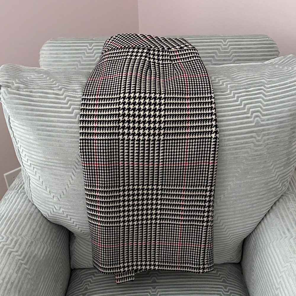 Talbots Stylish Black/White Houndstooth Skirt. Red Accents. 100% Wool. Size 14